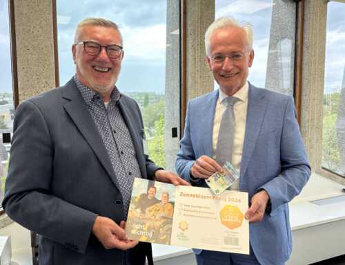 Burgemeester Hans Verheijen koopt eerste lot Zonnebloemloterij